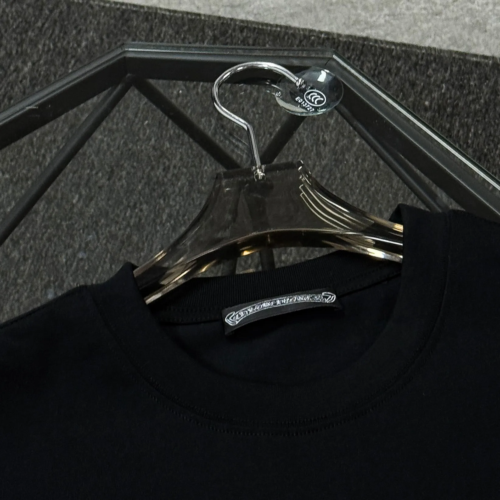 P190 Chrome Hearts 25 high-end versions. The fabric is made of 300 grams of high-density pure cotton. It does not deform or shrink. It has three labels. It is the same style for men and women. Technology: imported hot diamond. Color: white, black, dark green. SIZE: S-XL